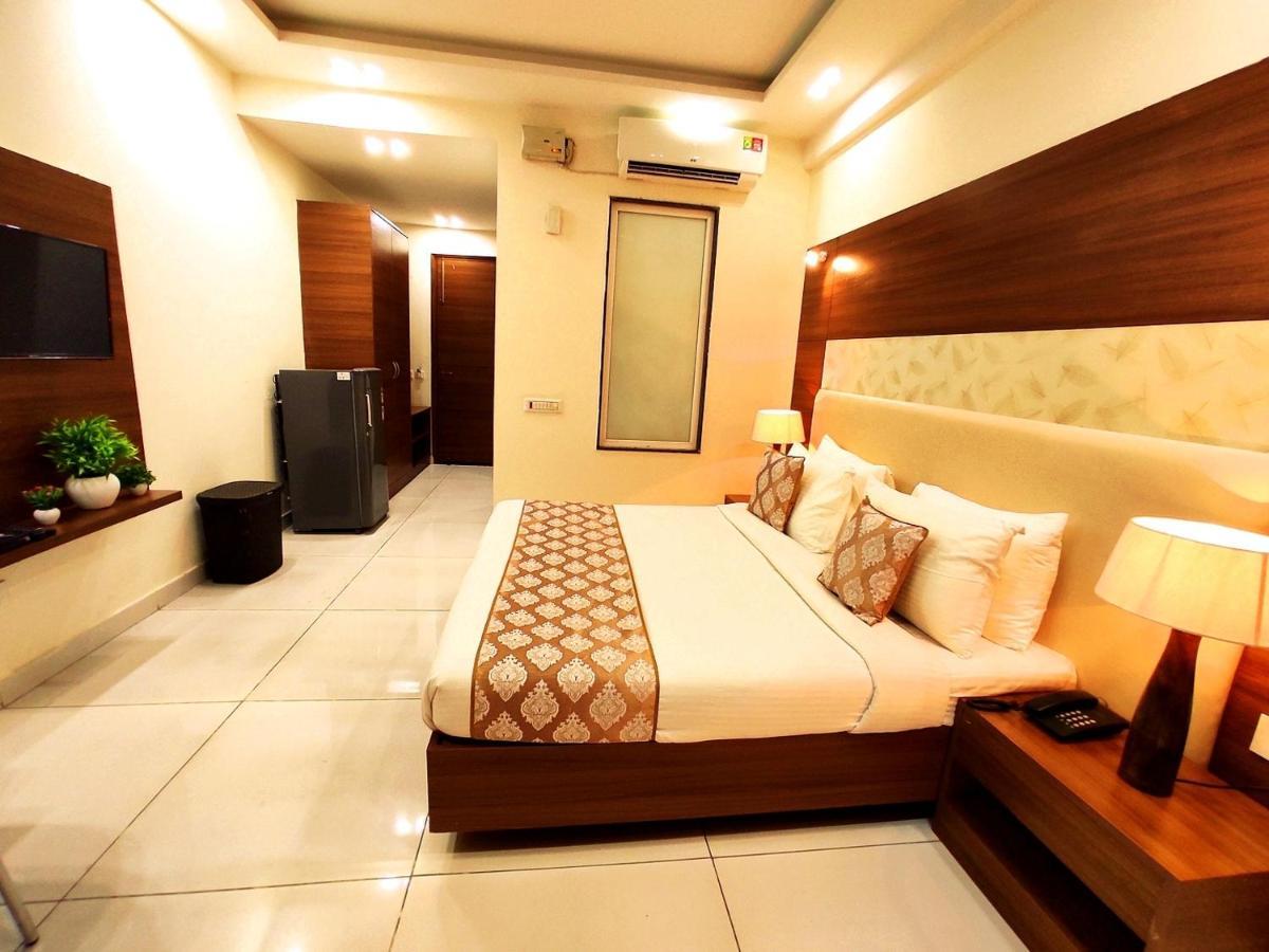 Hotel When In Gurgaon - Opposite To Artemis Hospital Екстериор снимка